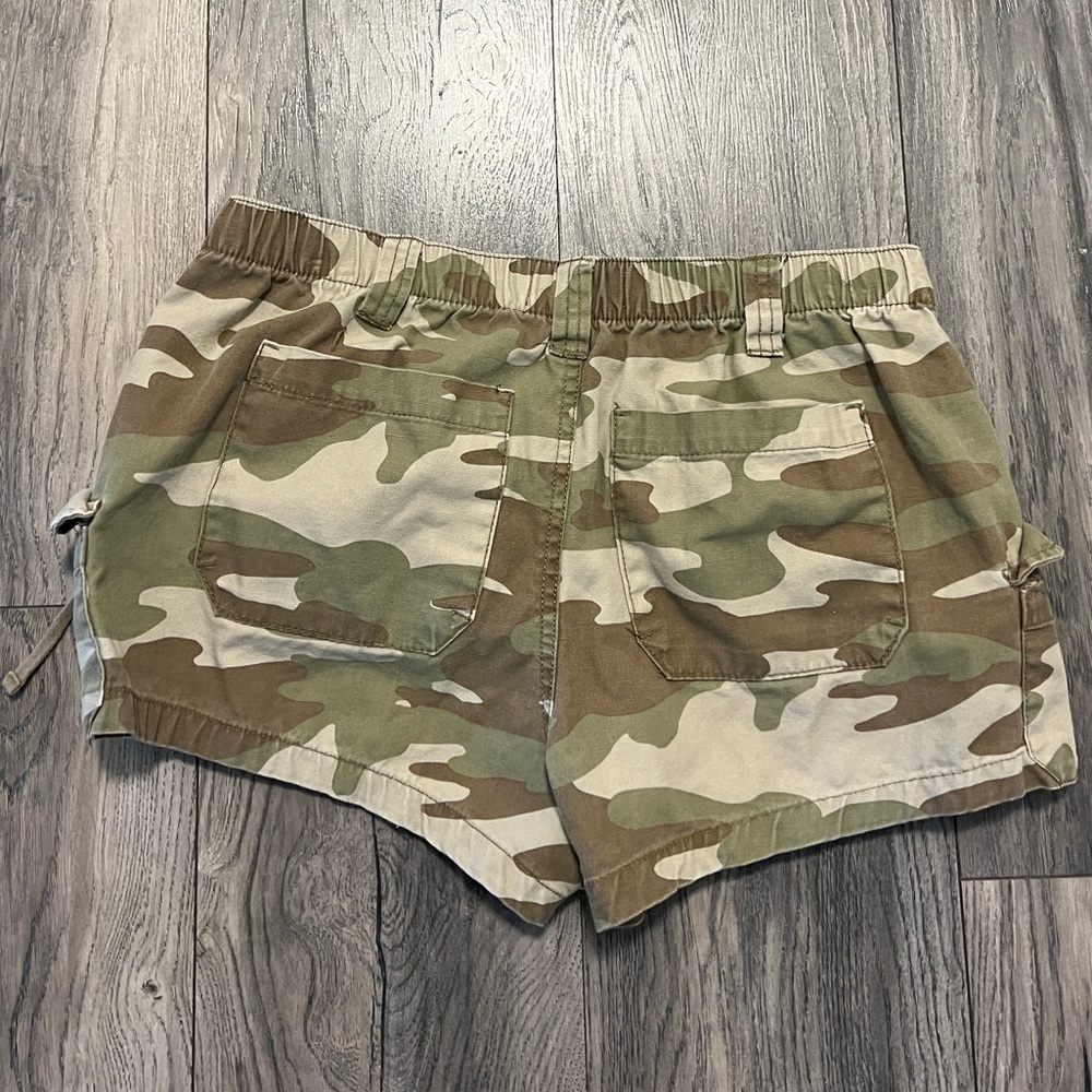💛🦢5 FOR $10!!! 🦢💛 Camo Cargo Utility Shorts - Picture 2 of 3